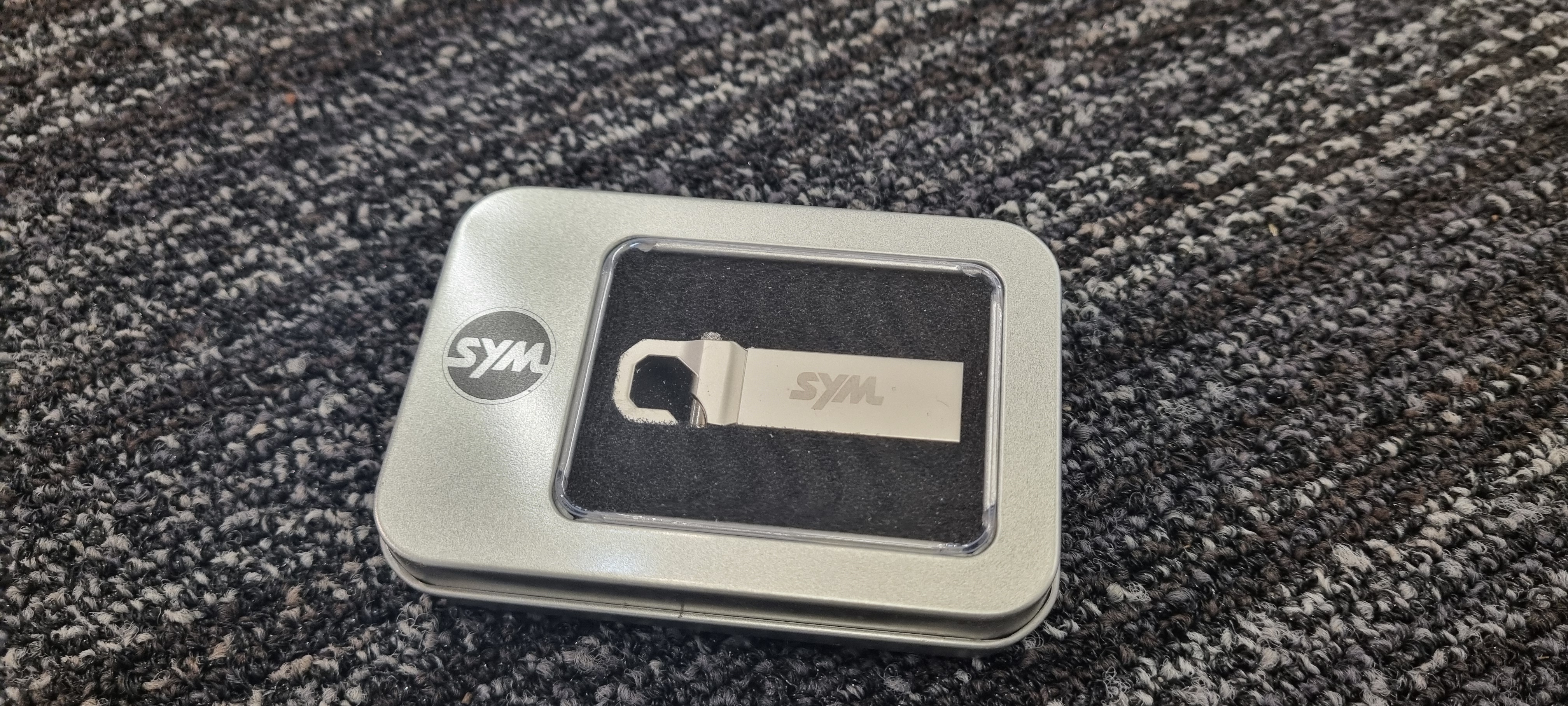 USB Stick SYM inkl. Metallbox